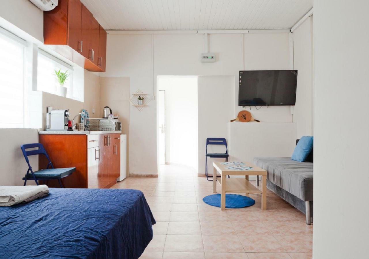 The Surfer'S Beach House Тель-Авив Экстерьер фото